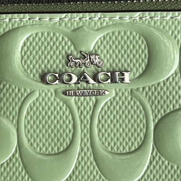 NWT Coach Green Patten Leather Signature Corner Zip Wristlet w/Heart Bag Charm - Picture 3 of 8